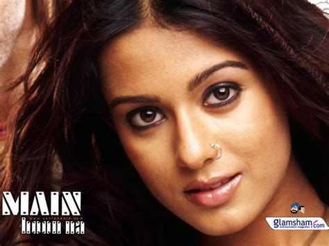 Zayed khan is i think the best i have seen him to date, and amrita rao a very apt romantic young woman. Main Hoon Na Movie Wallpaper #10