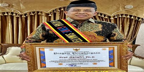Prof Ganefri Rektor Unp Terima Penghargaan Ayah Genre Inspirator 2023