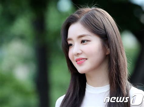 아이린에 대한 인성 논란은 2020년 10월 22일 불거졌 습니 다. '청바지+흰 티'의 정석을 보여준 아이린 | 1boon