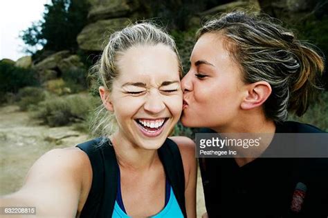 Interracial Kissing Fotos Fotografías E Imágenes De Stock Getty Images