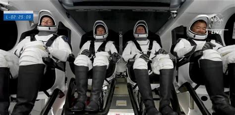 La Nave De Spacex Despega Con Cuatro Astronautas Hacia La Estación Espacial