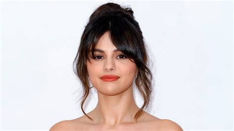 selena gomez s new bob and bangs mean messy hair will be a big summer trend photo allure