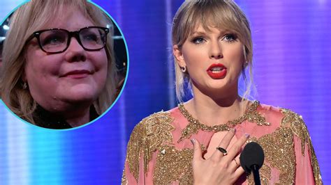 Taylor Swifts Mom Brought To Tears During Heartfelt Speech At Amas