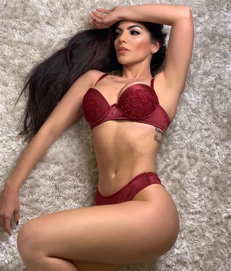 Anamara Eleva A Temperatura Das Redes Com Cliques De Lingerie Gq Musa