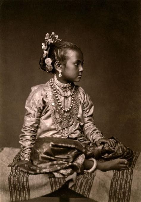 インドで撮影された宝飾品と絹をまとうタミル人の少女。シドモアは次のような説明文を vintage india tamil girls vintage portraits