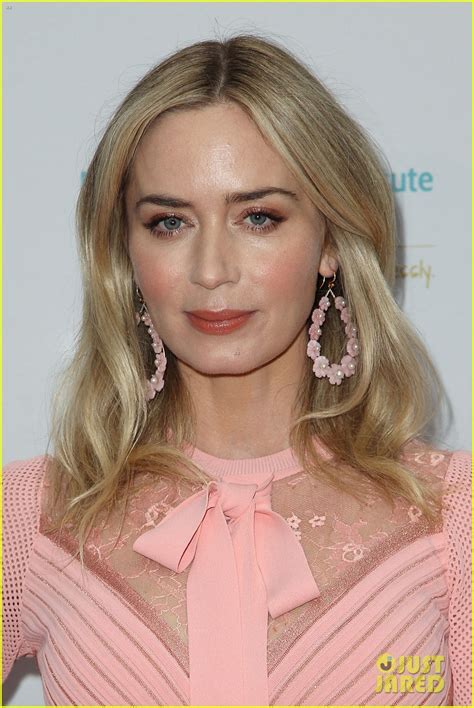 Самые новые твиты от emily blunt (@emilybluntoffcl): Emily Blunt Goes Pretty in Pink for American Institute of ...