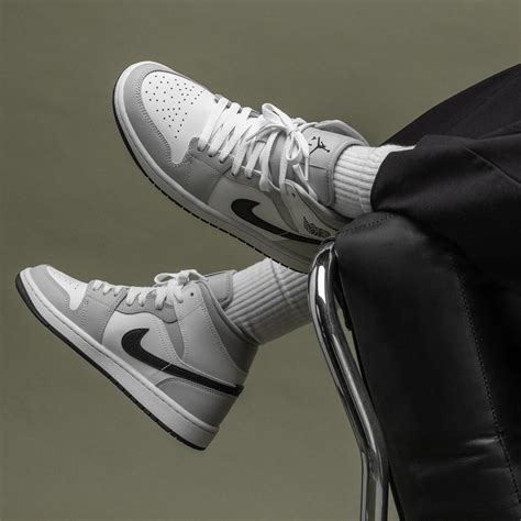 Giày Nike Wmns Air Jordan 1 Mid Light Smoke Grey Bq6472 015 Hệ