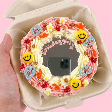 Viral Tiktok Mirror Selfie Cake By Bento Cake Burglar And Heres How You Can Eat It Mirror
