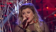 Watch Kelly Clarkson's Energetic "Christmas Eve" Performance