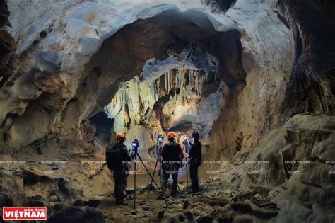 Exploring Cha Loi Cave