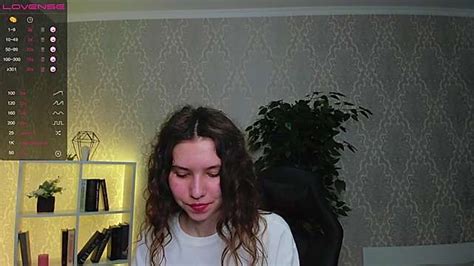 Gwenbloom Naked Stripping On Cam For Live Sex Video Chat • Inthecrack