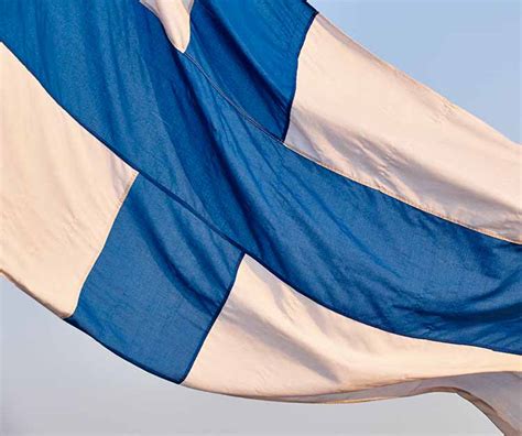 Liput Salkoon Suomen Lippu Täyttää Tänään 100 Vuotta Kiinteistölehti