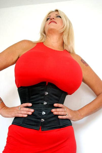 Britains Bustiest Woman Cant Stop Enlarging Her Breasts After Her Divorce 15 Pics