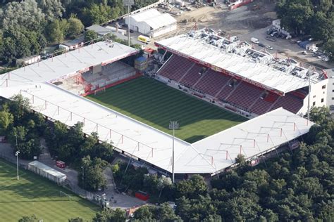 Seit acht jahren kann der profiverein seinen platz in der zweiten bundesliga behaupten. 1.FC Union Berlin - Stadion am der alte Försterai Berlin ...