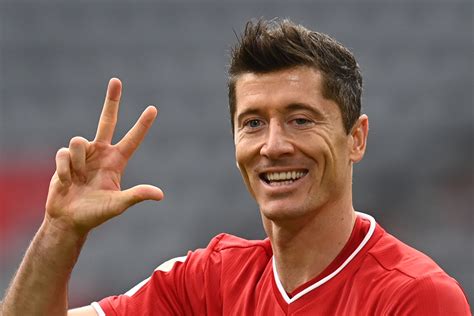 1.82 m (6 ft 0 in) playing position. Com hat-trick de Lewandowski, Bayern vence Frankfurt pelo ...