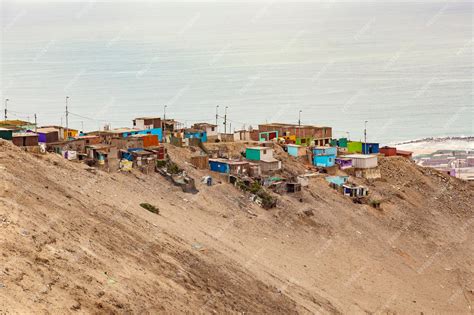 Vista Aérea De Bairros Pobres De Lima Lima Abriga Vista De Morro Solar