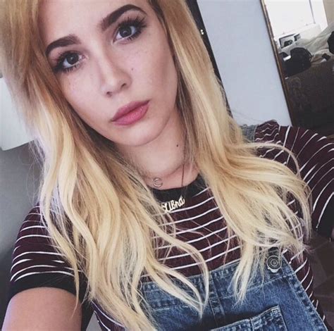 Halsey sports long blonde waves with a dark lipstick shade. Pin by Hayley Albrecht on colorful hair | Halsey hair ...