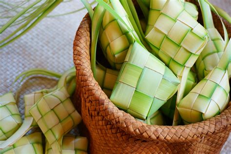 Assalamualaikum, saya kongsikan cara anyam ketupat sate, ketupat yang paling mudah bagi saya nak buat berbanding. 5 Cara Membuat Ketupat Lebaran Lembut, Empuk, dan Antigagal