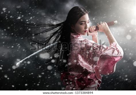 Samurai Kimono Holding Katana Sword Looking Foto Stock Shutterstock