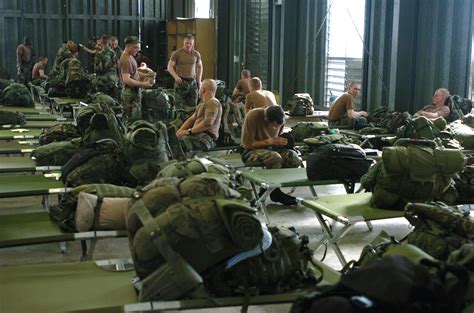 무료 이미지 사람들 병사 육군 오스트레일리아 건물 캠프 퀸즐랜드 스크린 샷 군대 바지 설정 막사 유아용