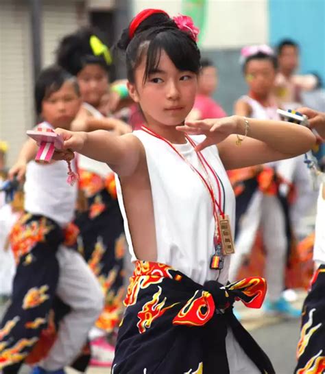 【画像あり】美少女jsさんたち、非常にエ チな格好で祭りに挑む ミラクルミルク