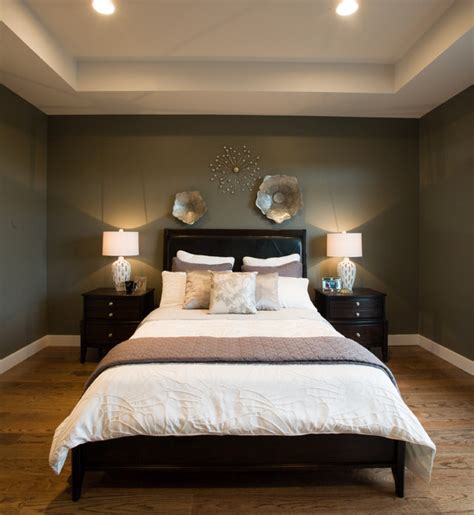 Hochglanz und lederlook 30 tage rückgaberecht jetzt online kaufen bei.den mittelpunkt der einrichtung bildet das bett: schlafzimmer dunkel grün bett braun | Home decor bedroom ...