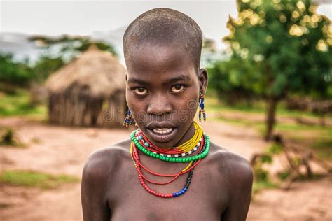 Mujer Africana De La Tribu Del Masai Que Trabaja Delante De Su Pueblo H