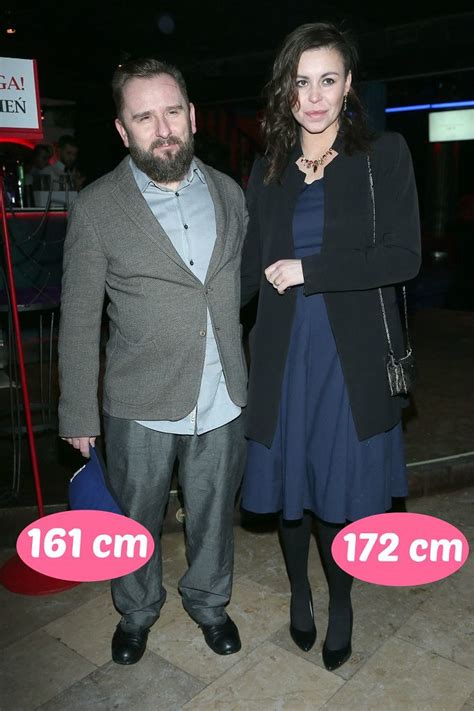 Co prawda jakiś czas temu usunęli się w cień medialnego zgiełku, by w spokoju móc cieszyć się małżeństwem, jednak ostatnio coraz chętniej uchylają rąbka tajemnicy i opowiadają o swoim związku. Agnieszka Woźniak-Starak jest wyższa od męża prawie o ...