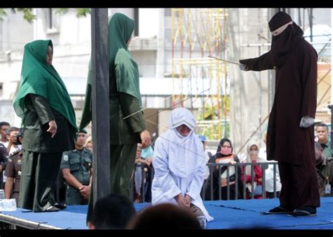 Hukuman Cambuk Penegakan Syariat Islam Di Aceh Antara Foto