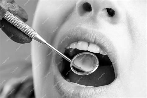 Mulher Na Clínica De Estomatologia Com Dentista Cuidando Dos Dentes
