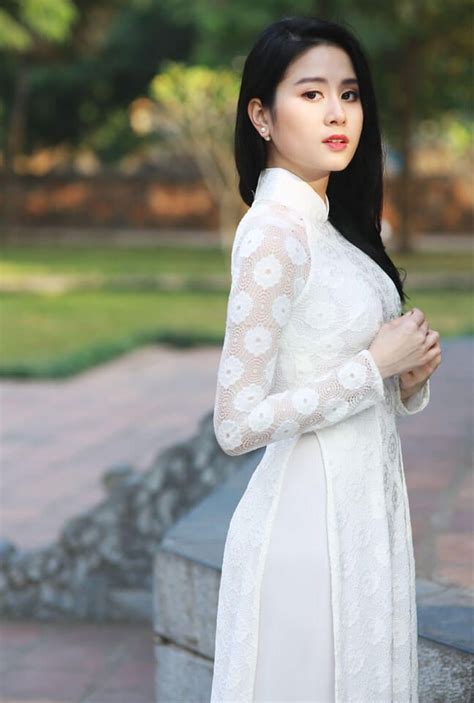 Áo dài truyền thống ren hoa màu trắng vietnamese traditional dress vietnamese dress