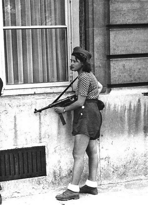 Simone Segouin Une Résistante Française Lors De La Libération De Paris 19 Août 1944 Femmes