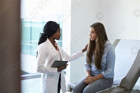Doctor Hablando Con Un Paciente Adolescente Infeliz En La Sala Foto