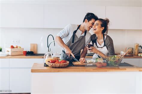Jeune Couple Amoureux Dans La Cuisine Photo Getty Images