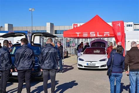 Elektroautobauer Tesla empfängt Besucher im ersten Europa Werk in