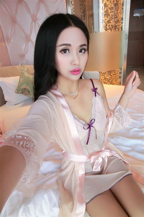 Kami jual baju tidur hot yang menyediakan aneka pakaian dalam wanita online dengan berbagai macam model dan warna yang sangat menarik. Jual Baju tidur seksi yang sangat menarik yang di tonjolkan dengan tema Luaran & Daleman cream ...