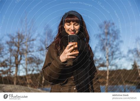 Lächelnde Frau Beim Fotografieren Mit Dem Smartphone Ein Lizenzfreies Stock Foto Von Photocase