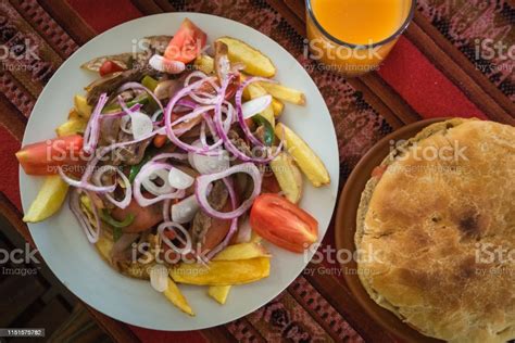 Plato Típico De La Cocina Boliviana Llamada Pica Pica Hecha Con Carne Y Patatas Fritas Y