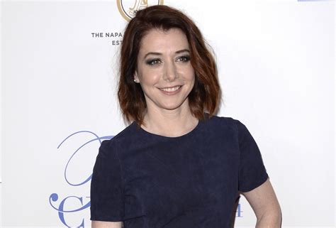 Alyson Hannigan Biography Buss The World