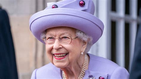 De qué murió la reina Isabel II Sale a la luz su certificado de