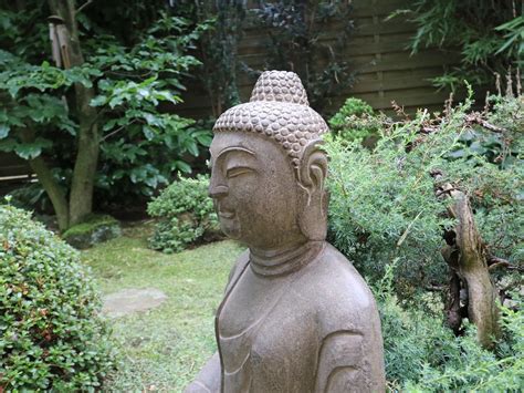 Eine steinfigur geprägt und umhüllt von sanfter weisheit und hingabe, die sich ungemein präsent darstellt. Stein-Buddha Siddhartha für Garten - Yajutang Möbel GmbH