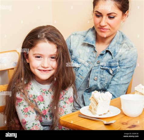 Una Joven Madre Con Su Hija En La Cocina Bebiendo Té Juntos Abrazando A