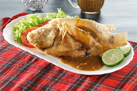 Sambil menunggu ikan matang diwajan yg lain tumis bumbunya, duo bawang dan semua cabai hingga harum lalu tambahkan air secukupnya, didihkan. Rasa 5 Resep Ikan Nila Goreng Ini, Bikin Makan Jadi ...