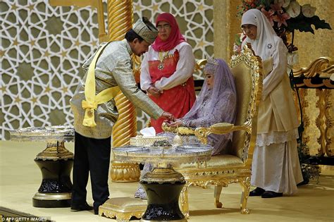 Norjuma Isteri Sultan Brunei Open Minda Gambar Majlis Istiadat