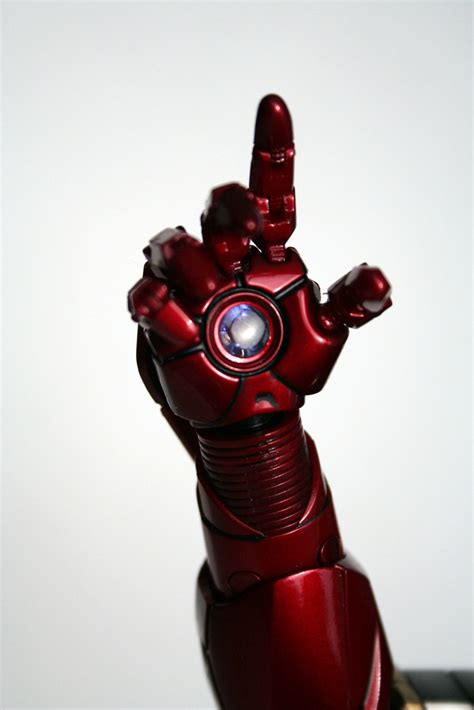 I used iron man for inspiration, but it's far from an exact replica. Hot Toys Iron Man hand closeup | Like War Machine en Mark ...