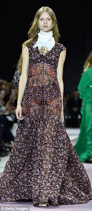 Gigi Hadid Owns The Runway At Giambattista Vallis Paris Fashion Week