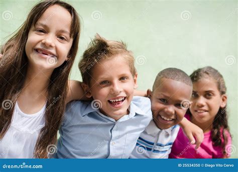 Niños Felices Que Abrazan Sonriendo Y Divirtiéndose Foto De Archivo