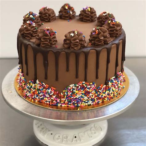 Pastel De Chocolates Con Adornos Birthday Cake Chocolate Chocolate Cake Designs Chocolate