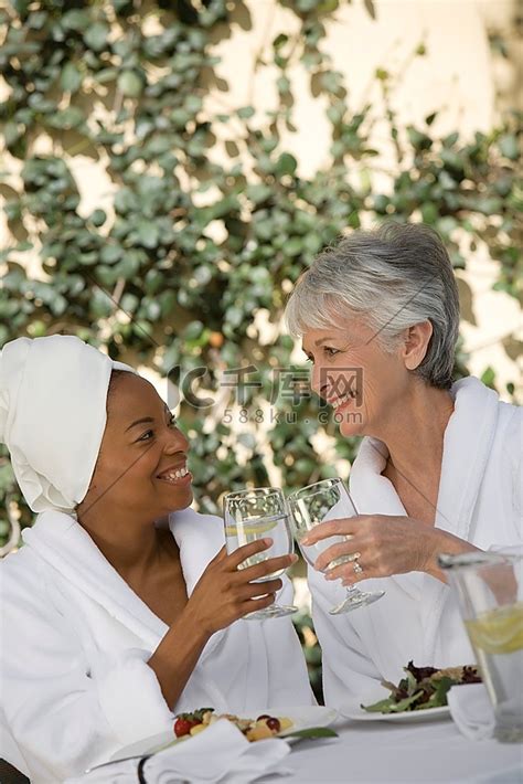 两个穿着浴袍的女人，举杯祝酒老年人人物特写高清摄影大图 千库网