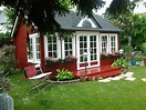 Wie gemütlich! Das schwedenrote Gartenhaus im Clockhouse-Stil wird ...